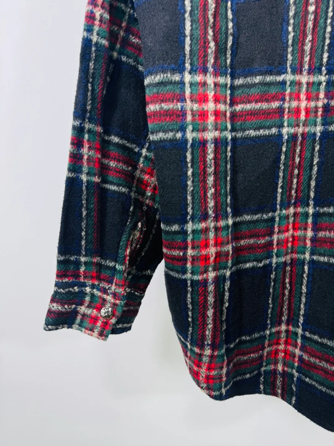 P300 top version, real shot without P, ​​different from market currency) 𝗖𝗵𝗿𝗼𝗺𝗲 𝗛𝗲𝗮𝗿𝘁𝘀/Cro Xin 2025 plaid shirt Accessories: Original model-opening collar label ➕100% silk wash water label. Genuine purchase-grade original hangtag➕matching hanging rope➕3D hanging beads➕original packaging bag. Craftsmanship: The original version has consistent wiring! The highest version of the armhole matching technique!  Color: Color Size: S M L XL